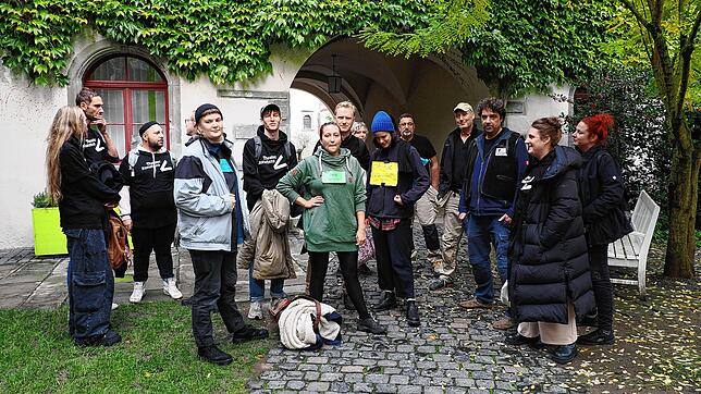 Vor dem und im Rathaus protestieren Mitarbeiter der Konstanzer Kulturinstitutionen gegen Kürzungen in den Etats von Theater und ...