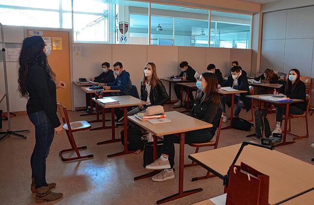 Klassenlehrerin Ellen Bendel mit ihrer 10d der Realschule – der halbierten Klasse.