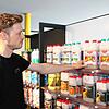 In seinem Growshop verkauft Christopher Ölberg alles rund um den Anbau und Konsum von Cannabispflanzen – zum Beispiel Flüssigdünger. Nur ...
