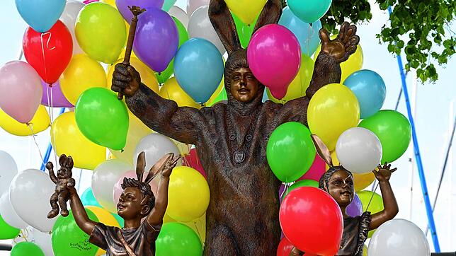 Die neue Bronze-Statue im Uferpark.
