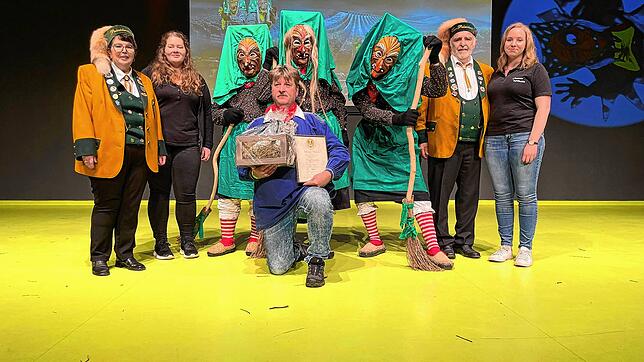 Die Mooslochhexen Biesingen bei ihrer Aufnahme in die Vereinigung als Gastzunft. Präsidentin Anne-Rosel Schwarz; Marina Höfler von den ...