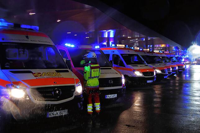 Fast 30 Rettungswägen standen beim Großeinsatz bereit, um weitere Verletzte zu versorgen. Sie wurden aus Singen und Stockach alarmiert.