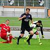 Kantersieg: Arian Palatini (Mitte, gegen den Weilheimer Adrian Lubovci) und sein Torhüter Aykut Kaya sicherten sich beim FC Schönau ...