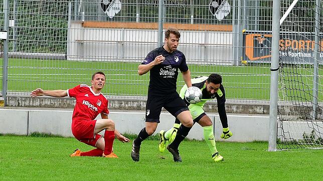 Kantersieg: Arian Palatini (Mitte, gegen den Weilheimer Adrian Lubovci) und sein Torhüter Aykut Kaya sicherten sich beim FC Schönau ...