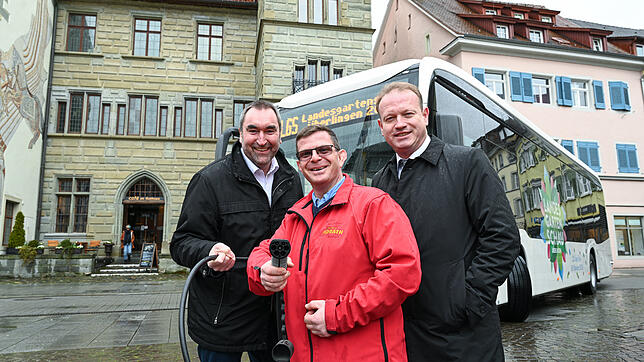 Bei diesem Fototermin, bei der Übergabe des ersten Überlinger E-Busses, war nicht zu erwarten, dass die Corona-Krise erst einmal für ...