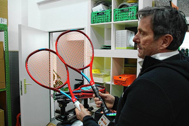Auch Tennisschläger werden bei Böhm Sport selbst bespannt.