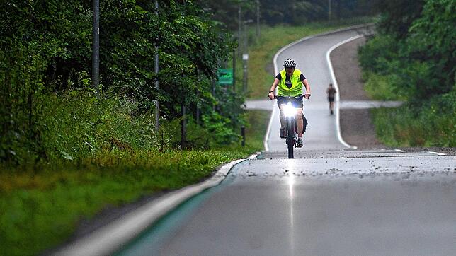 Eine Radfahrerin fährt auf dem Radschnellweg zwischen Stuttgart und Böblingen. Stellen solche Verkehrskonzepte wirklich einen ...