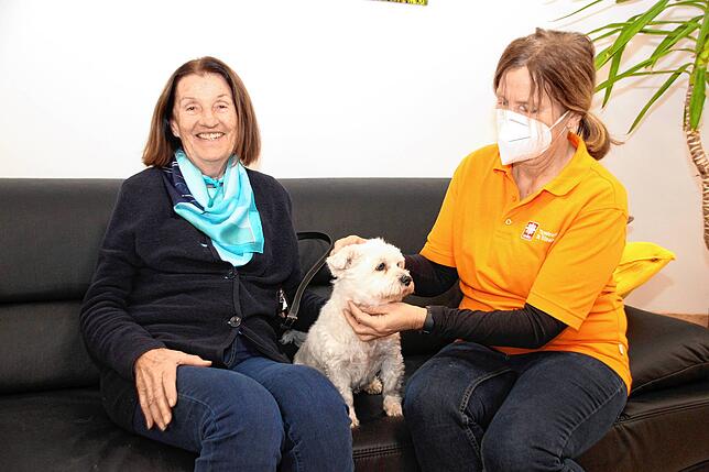 Für Freude bei Tagesgästen und Mitarbeitern sorgt Hund Oskar (von links): Tagesgast Helga Wenzel, Oskar und Bärbel Kokles.