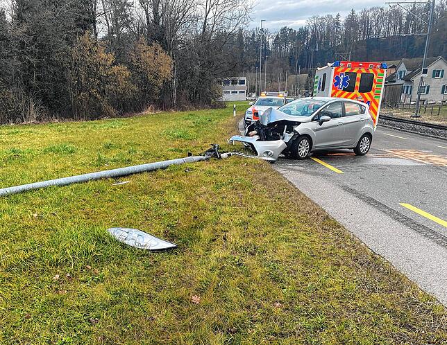 Bei einem Selbstunfall in Wängi wurden am Freitagmorgen zwei Personen verletzt.