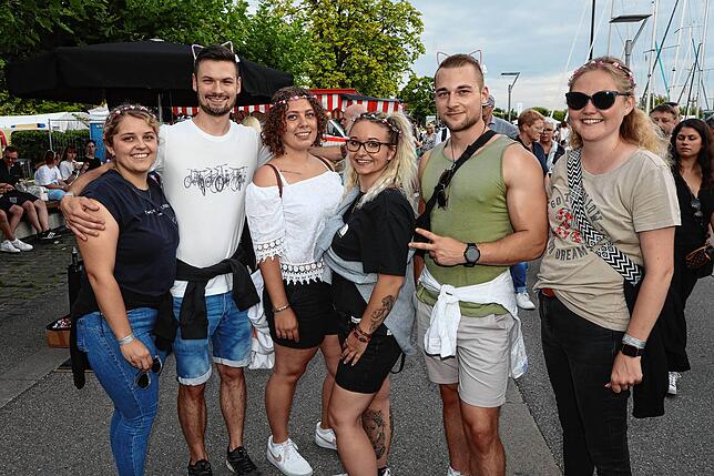 Bild 21: Das Seenachtfest 2023 startet durch! Immer mehr Besucher strömen auf das Festgelände