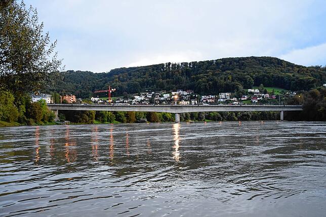 Ein Denkmal aus Beton und Stahl: Die rund 225 Meter lange Fridolinsbrücke aus dem Jahr 1979 liegt unterhalb der Fridolinsinsel.