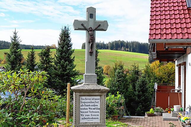 Das Kreuz lädt zum Innehalten und lenkt gleichzeitig den Blick in die Weite. Sein Sockel entstand im frühen 20. Jahrhundert. Das Kreuz ...