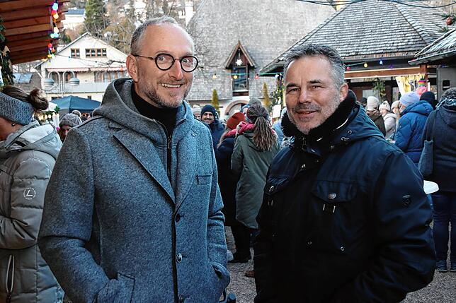 Bild 4: Gesang und Glühweinduft vor der Kirnachmühle: Der Unterkirnacher Weihnachtsmarkt lädt zum Verweilen