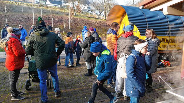 Zahlreiche Zuschauer bewundern die mutigen Neujahrsschwimmer. Bild: Angela Böhrer