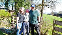 Die bergbegeisterten Geschwister Regina und Konrad Thum mit Papa Fritz in Wahlweiler. Foto: Wolf-Dieter Guip