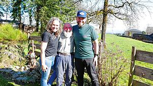 Die bergbegeisterten Geschwister Regina und Konrad Thum mit Papa Fritz in Wahlweiler. Foto: Wolf-Dieter Guip