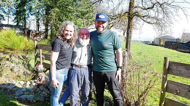 Die bergbegeisterten Geschwister Regina und Konrad Thum mit Papa Fritz in Wahlweiler. Foto: Wolf-Dieter Guip