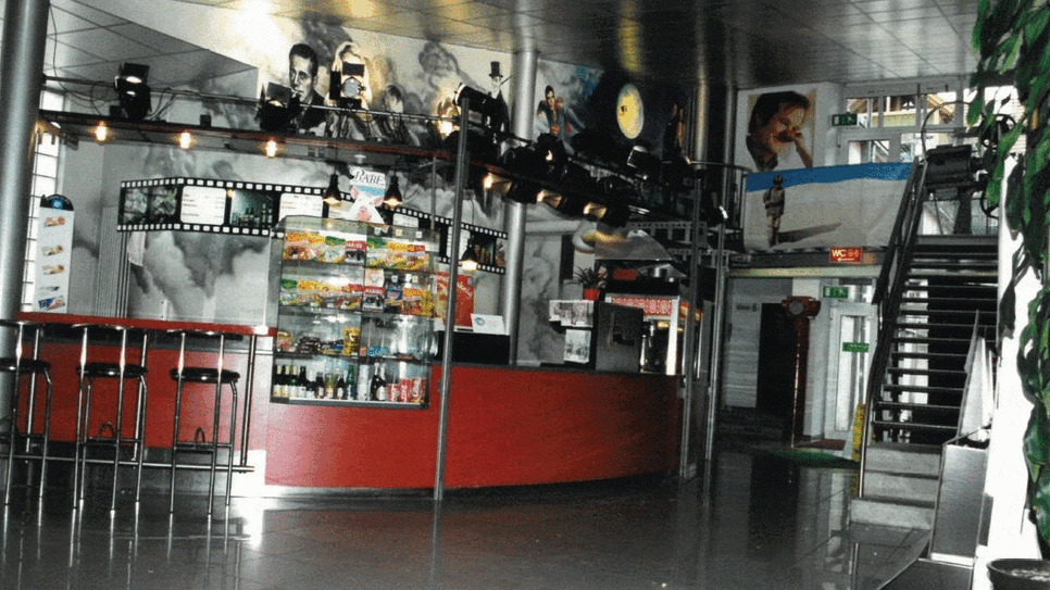 Der Eingangsbereich: Früher gab es hier Popcorn, heute werden vor dieser Treppe die Kinder von den Erziehern empfangen.
