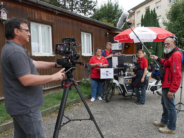 Drehtag bei der Awo in Bad Säckingen: Der Produzent der „Bad Säckinger Stadtgeschichten“ Rainer Jörger (links) und ...