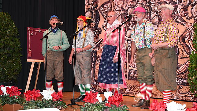 Närrischer Beitrag: Die Singener A cappella-Gruppe &bdquo;Die dramatischen Vier&ldquo; mit Eierwieb Uwe Seeberger (Mitte) begeistern zu ...