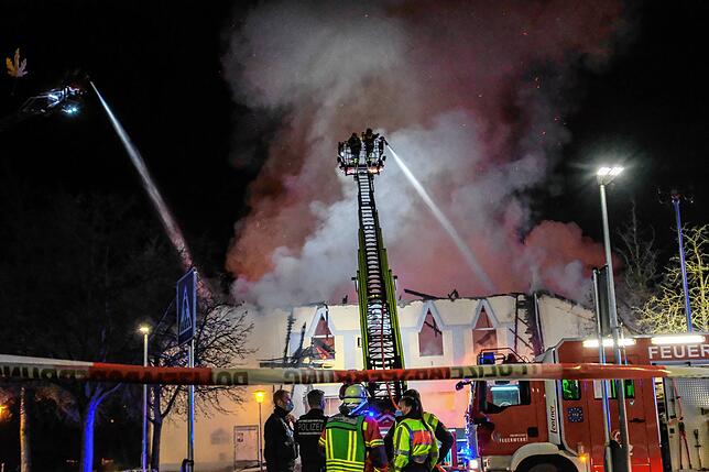 Mit Drehleiter-Verstärkung aus Rielasingen-Worblingen haben 55 Feuerwehrleute die Flammen gelöscht.