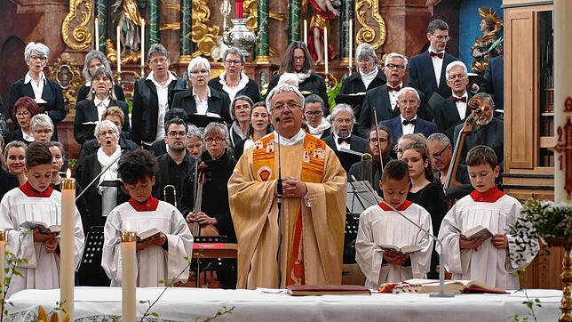 Präsenzgottesdienste zu Ostern sind zwar erlaubt &ndash; doch so wie zuletzt 2019, als Dekan Peter Berg das vom Münsterchor begleitete ...