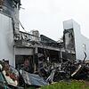 Der Tag nach dem Großbrand: Ein Bild der Verwüstung bietet der Mittelteil des Betriebsgebäudes der Adler OHG Bonndorf. Ein Bagger hatte ...