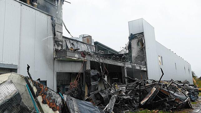 Der Tag nach dem Großbrand: Ein Bild der Verwüstung bietet der Mittelteil des Betriebsgebäudes der Adler OHG Bonndorf. Ein Bagger hatte ...