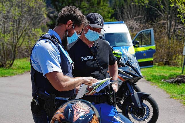 Polizisten bei einer Verkehrskontrolle bei Bernau und St. Blasien.