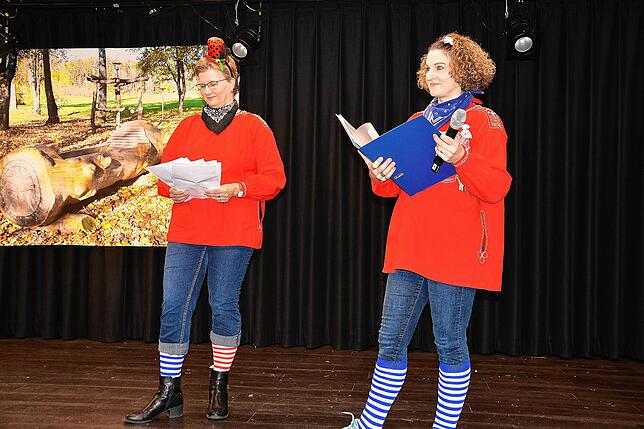 Bild 21: Rund 200 Frauen feiern im katholischen Pfarrsaal ausgelassen Fasnet