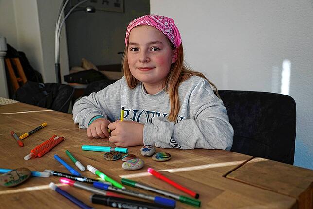 Lya Brinkmann (9) aus Waldshut bemalt gerne Steine mit Filzstiften. „Am liebsten ganz bunt“, sagt sie.