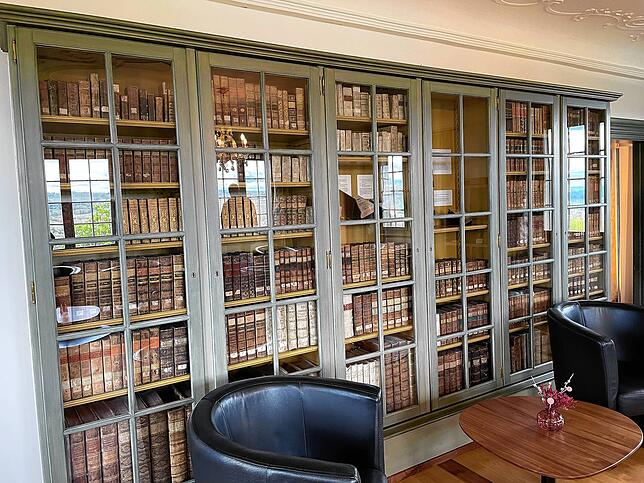 Wer gerne in alten Büchern schmökert, wird in der Schlossbibliothek fündig.