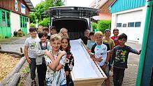 Die Schüler der 4. Klasse der Grundschule Herdwangen. Vor dem Gespräch mit dem Bestatter im Unterricht können sie den Leichenwagen, Sarg ...