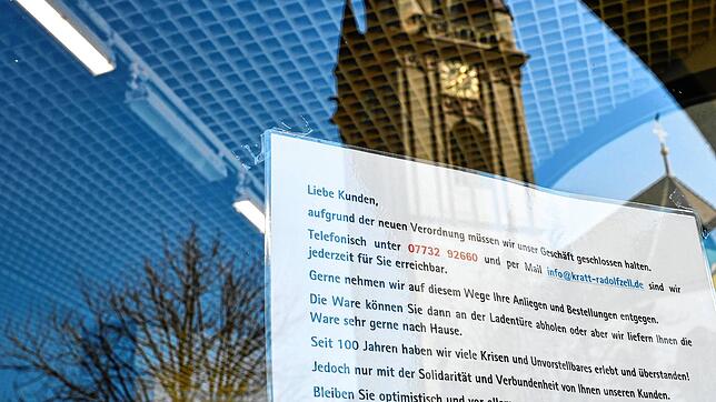 Der Aushang an der Eingangstür des Kaufhaus Kratt in der Radolfzeller Innenstadt. Das Traditionskaufhaus appelliert darauf an die ...