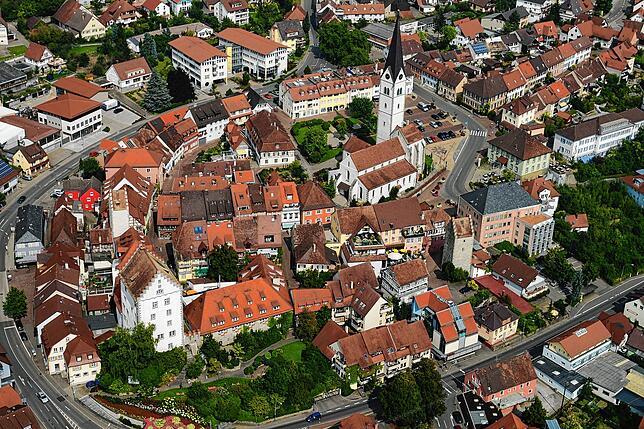 Auf diesem Luftbild ist das Sanierungsgebiet Innenstadt zu sehen: Links unten das Bischofsschloss, rechts in rosafarbenem Anstrich das ...