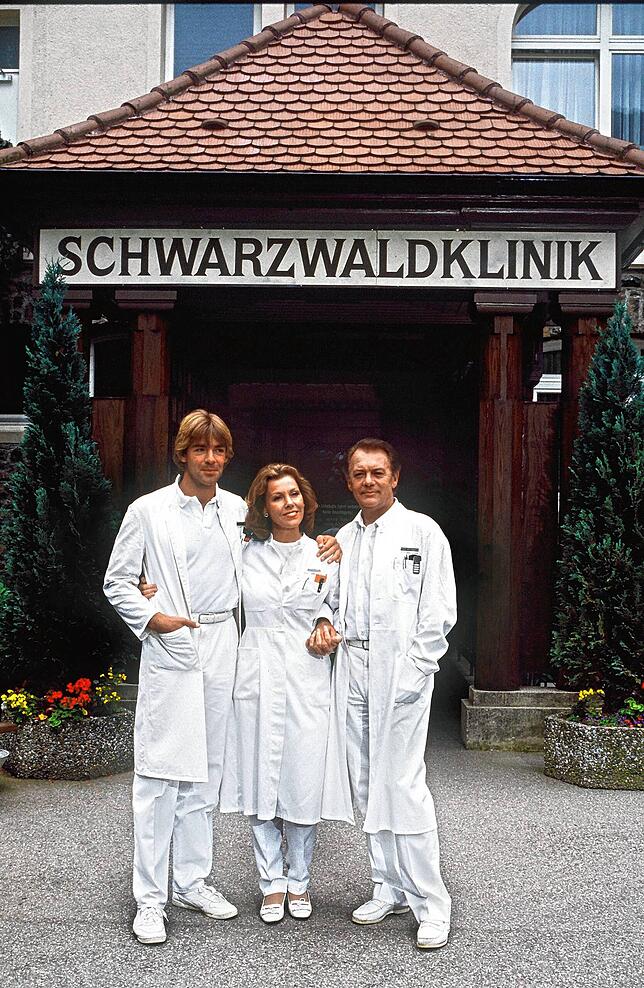 Das waren noch Zeiten Sascha Hehn (von links), Gaby Dohm und Klausjürgen Wussow 1986 bei Dreharbeiten zur „Schwarzwaldklinik“.