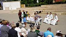 Diakon Michael Adelbert und Mitglieder des Ensembles des Sommertheaters zelebrieren den Gottesdienst im Stettener Schlosshof. Bild: Gerd ...