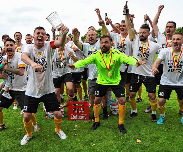 Jubel beim FC Öhningen-Gaienhofen um die Brüder (links Alessandro, rechts Daniel) nach dem Bezirkspokalsieg 2022.