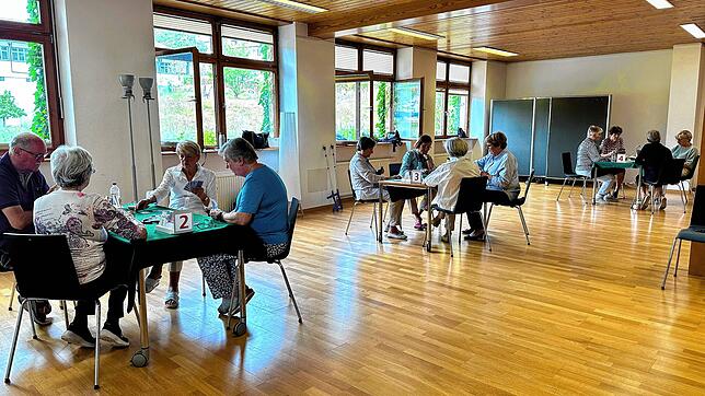 In einem Raum der Stoll Vita Stiftung in Waldshut treffen sich die Paare jeden Montag um 14 Uhr zu einem Bridgeturnier.
