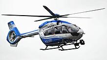 Ein Polizeihubschrauber ist am Mittwoch wegen einer Gruppe Sportwagenfahrer im Einsatz, die durch ihre waghalsige Fahrweise auffällt. ...