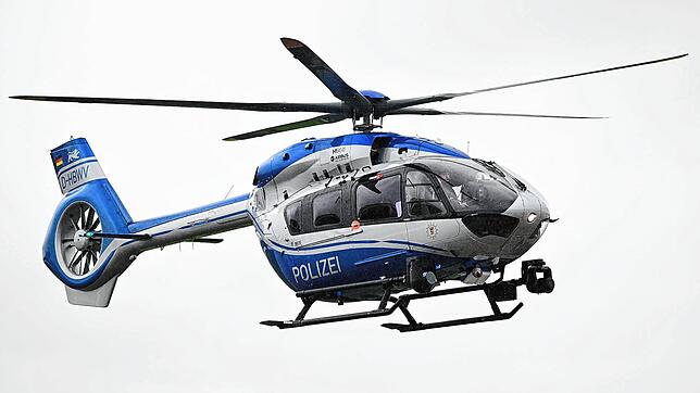 Ein Polizeihubschrauber ist am Mittwoch wegen einer Gruppe Sportwagenfahrer im Einsatz, die durch ihre waghalsige Fahrweise auffällt. ...