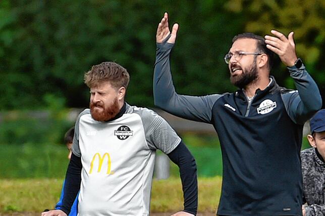 Schwierige Zeiten: Obwohl es für Ismail Palit (rechts) mit dem FC Wallbach aktuelle nicht gut läuft und sich am Tabellenende befindet, ...
