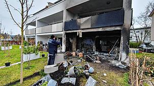 Flammen aus einem defekten Elektrogerät haben vermutlich einen Brand in einem Mehrfamilienhaus in Salem verursacht. Verletzt wurde ...