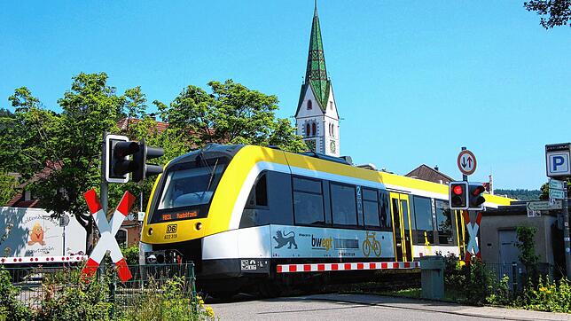Kommt die Bodenseegürtelbahn, hier in Sipplingen, unter die Erde? Der Gemeinderat von Sipplingen ist von einer entsprechenden Studie ...
