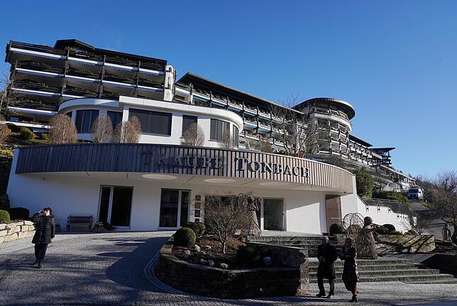 Der eigentliche Hotelkomplex auf der gegenüber liegenden Straßenseite ist unversehrt. Viele Gäste bekamen von dem Flammeninferno in der ...
