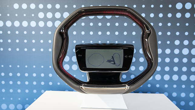 Zukunft zum Anfassen: Der Zulieferer ZF in Friedrichshafen hat ein Lenkrad mit Display entwickelt &ndash; der Airbag sitzt dahinter.