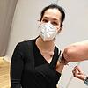 Gesundheits- und Krankenpflegerin Josephine Olheide erhält ihre erste Impfung gegen Sars-CoV-2 im Stuttgarter Impfzentrum in der ...