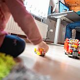 Ein Mann arbeitet im Homeoffice, während im Vordergrund sein Kind spielt. Die Corona-Arbeitsschutzverordnung von Arbeitsminister Heil, ...