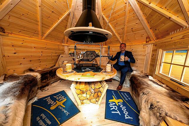 Jörg Puttins demonstriert, wie gemütlich es in seinen Gartenhäusern aus Holz sein kann.