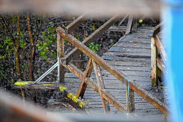 Hinter der Erich-Pohl-Kanzel gehen kaputte Treppen und Stege weiter.